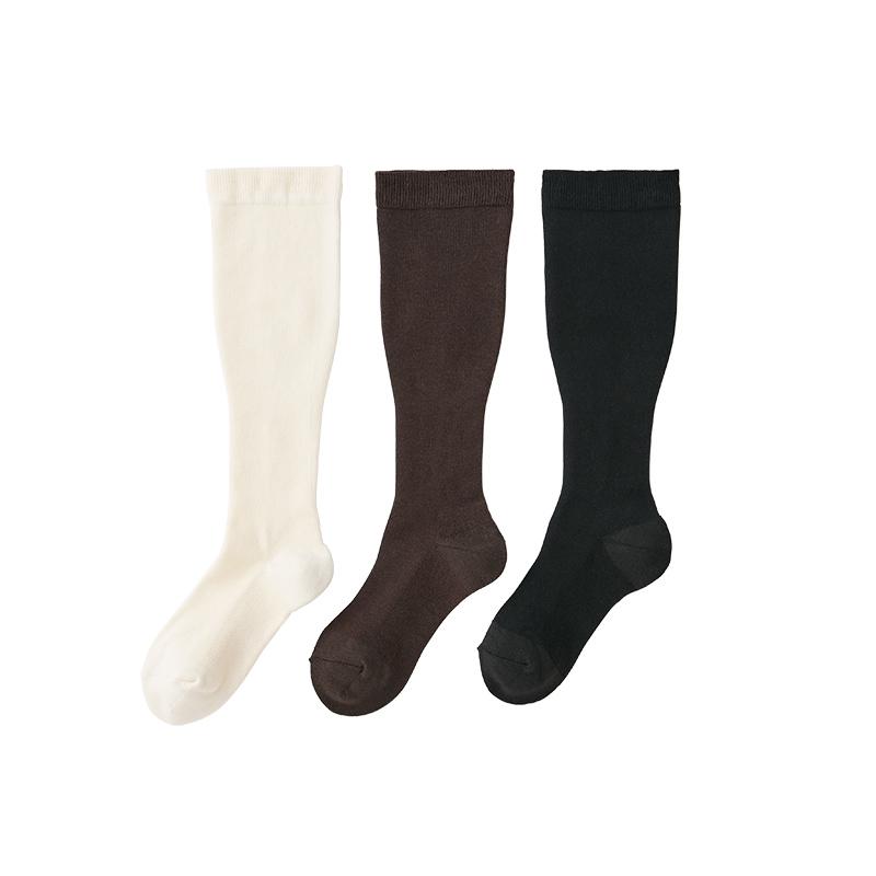 左から、ホワイト、ダークブラウン、ブラックです。