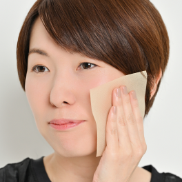 ➀ あぶらとり紙やティッシュでやさしく余分な皮脂をオフ