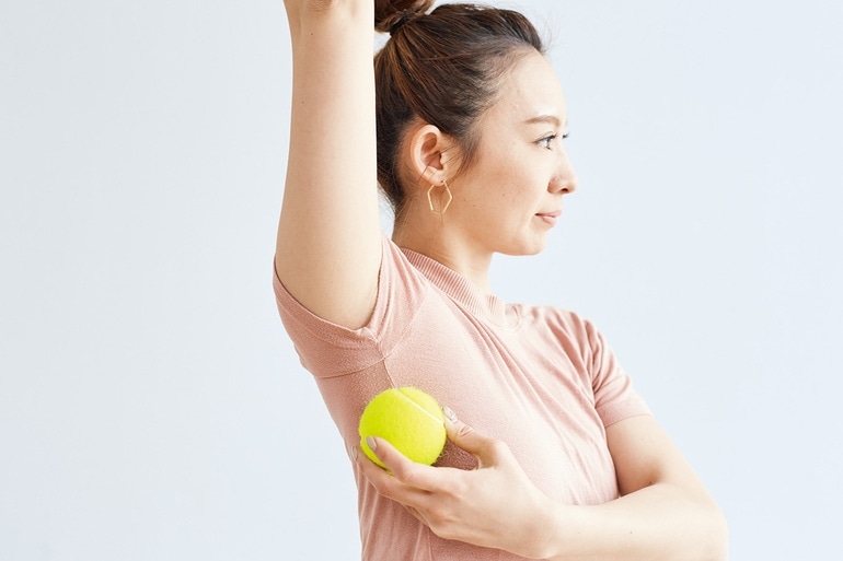 姿勢改善 肩こり解消 肩甲骨ほぐし テニスボール ほぐし ４ 読み物 日々をここちよく 化粧品 スキンケア 基礎化粧品の通販 オルビス公式オンラインショップ