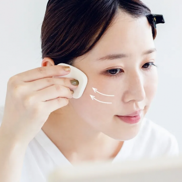 そのベースメイク、夏仕様ですか？くずれにくいコツを解説｜美容のプロに聞いてみました！